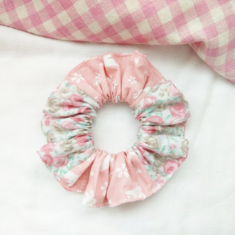 Morandi Flower Rabbit. Handmade Donut Hair Bundle Scrunchie - เครื่องประดับผม - ผ้าฝ้าย/ผ้าลินิน สึชมพู