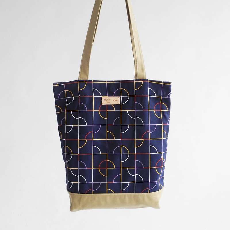 studio chiia - Original Pattern Design Tote- Tile Line Blue - กระเป๋าแมสเซนเจอร์ - ผ้าฝ้าย/ผ้าลินิน สีน้ำเงิน