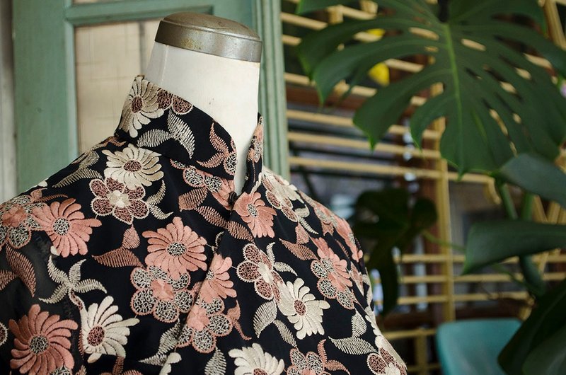 粉膚金黑紗華麗刺繡花手工訂製古董旗袍 | vintage莞洱古著 - 洋裝/連身裙 - 其他人造纖維 