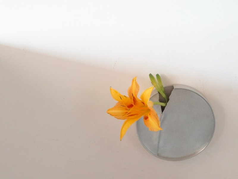 Ingenuity flower vessel - เซรามิก - โลหะ สีเงิน