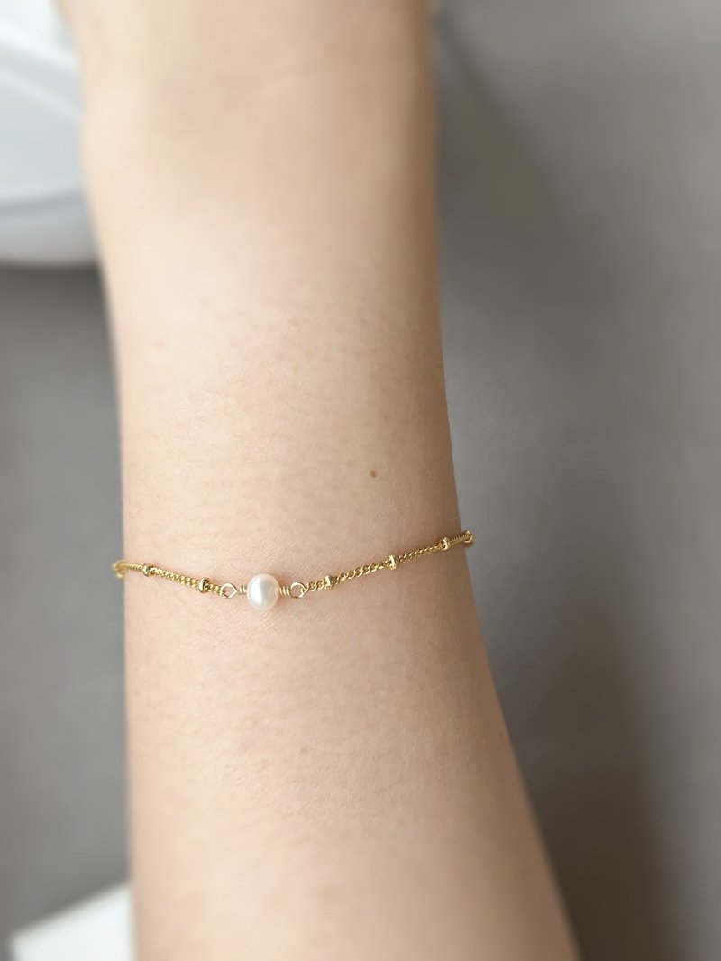 Classic Pearl Small Gold Bean Bracelet 14Kgf - สร้อยข้อมือ - ไข่มุก สีทอง