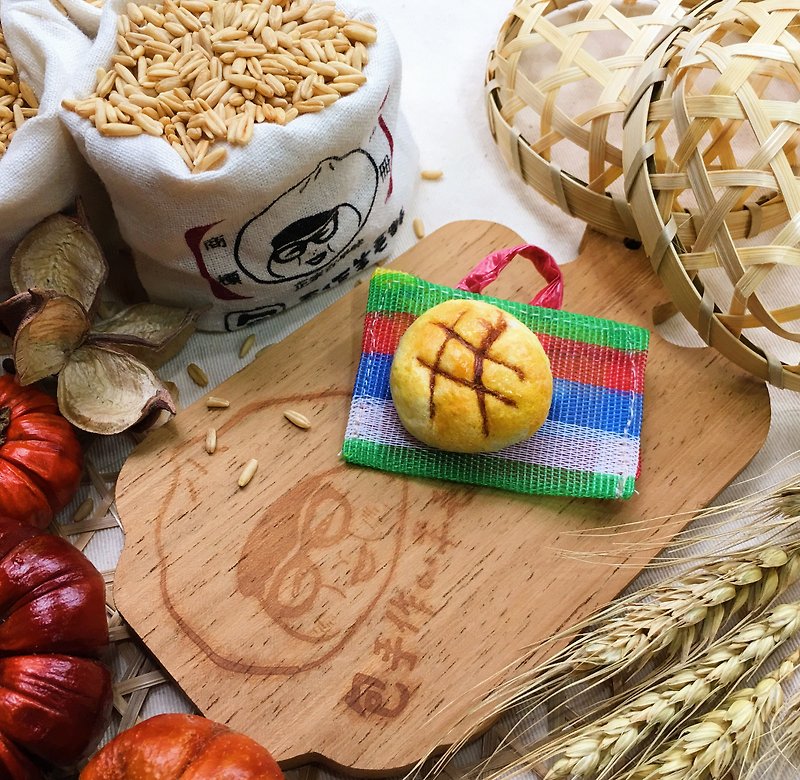【Package hand made】 嫲 嫲 bag pin - pineapple bread (pin, magnet, chopping board key ring, a 嫲 bag pin / key ring variety of any take) - เข็มกลัด - ขนแกะ สีส้ม