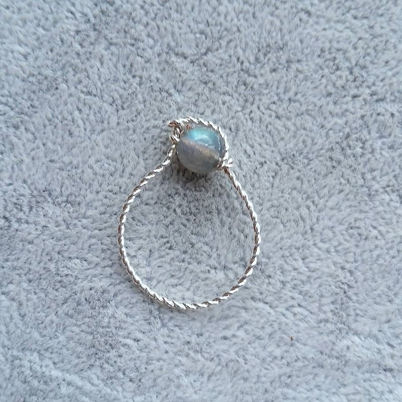 シルバー、カスタマイズされた細長い石のリングは、次のシングルの周りにラブラドライト銀メッキリングの手段を提供します - リング - 宝石 ブルー