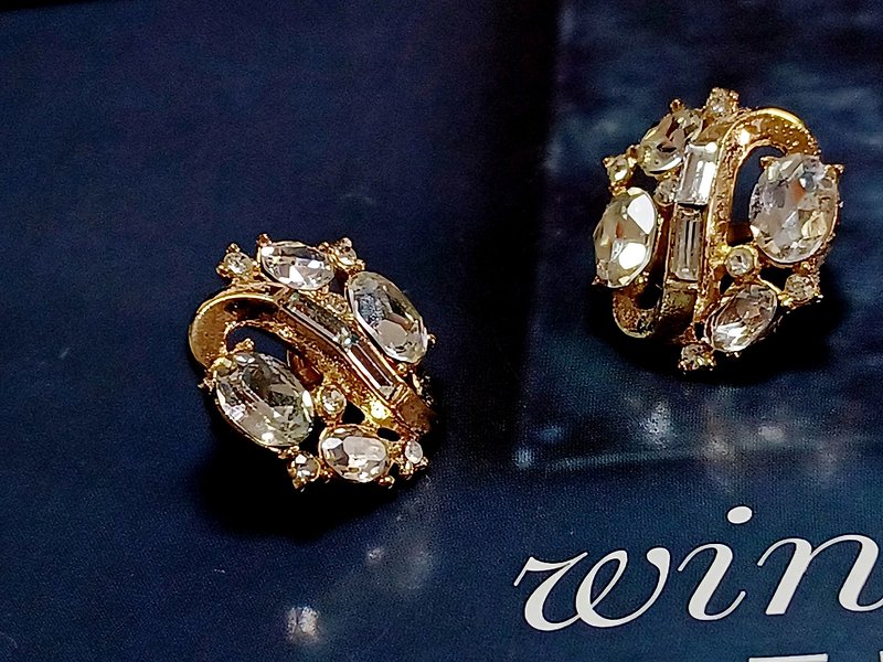 vintage jewelry antique Trifari Stone clip-on earrings symmetrical - ต่างหู - โลหะ 