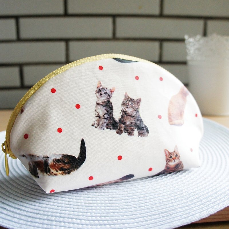 Lovely【日本防水布訂製】好多貓咪旅行組防水化妝包、雜物包 - 化妝包/收納袋 - 棉．麻 白色