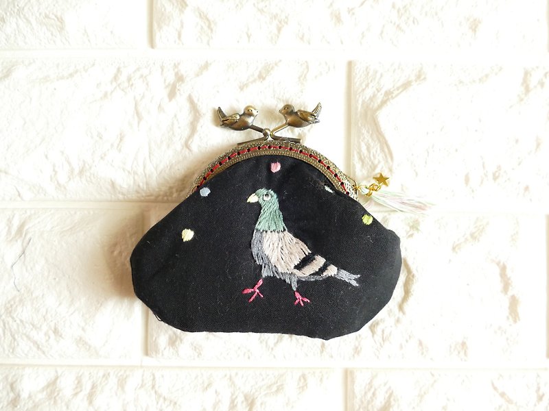 Embroidered gamaguchi pigeon black - กระเป๋าเครื่องสำอาง - ผ้าฝ้าย/ผ้าลินิน สีดำ