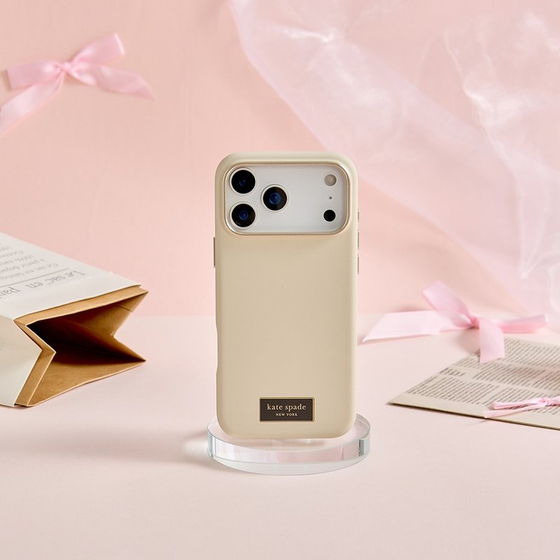 【kate spade】iPhone 17シリーズ マグネット式耐衝撃ケース ミルクティーベージュ - スマホケース・カバー - プラスチック 