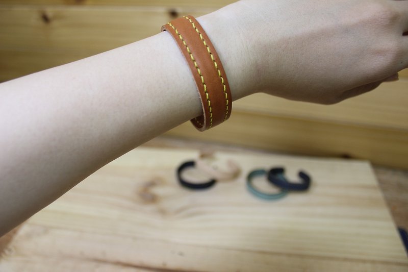 [Mini5] C type simple leather bracelet / multi-color adjustment bracelet - สร้อยข้อมือ - หนังแท้ 