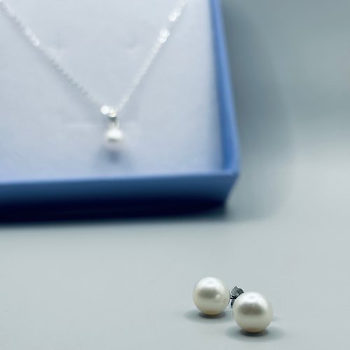 百珠山珠寶 Baijewelmount Jewellery 經典。白色珍珠首飾套組