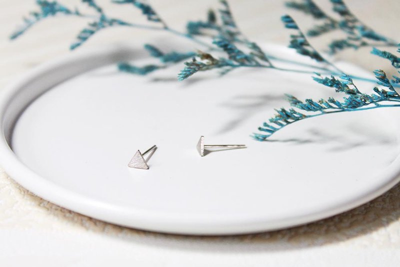 【925銀】  迷你三角 / 耳針 / 耳環 - 耳環/耳夾/耳骨夾 - 純銀 銀色