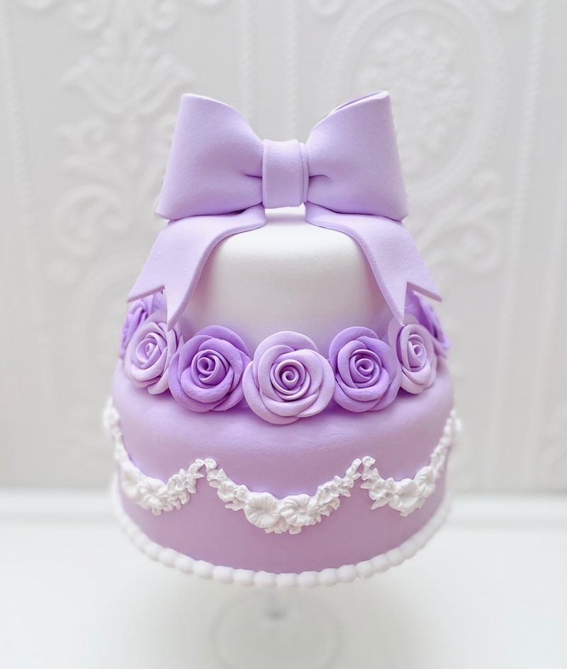 Clay cake with purple ribbon and roses - ของวางตกแต่ง - ดินเหนียว สีม่วง