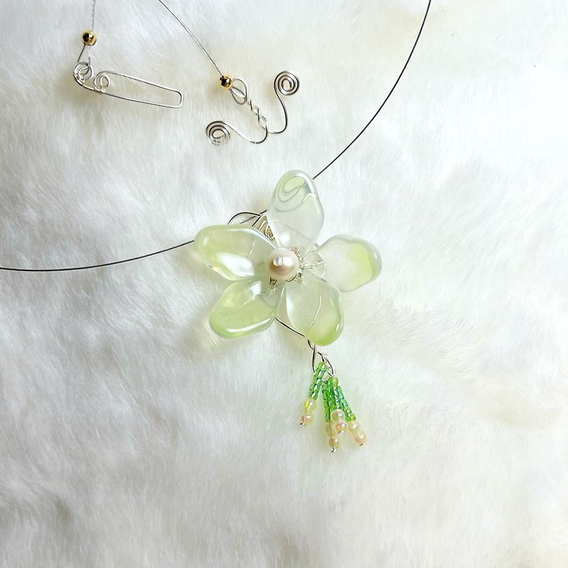 [Customized model] Light green peach blossom necklace丨ethereal style - Necklaces - Glass Green