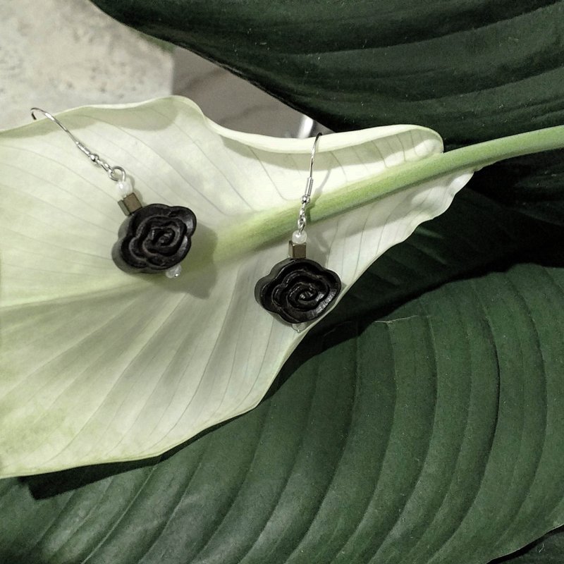 Scented black sandalwood auspicious cloud crafted 925 silver ear pins earrings - Earrings & Clip-ons - Wood Black