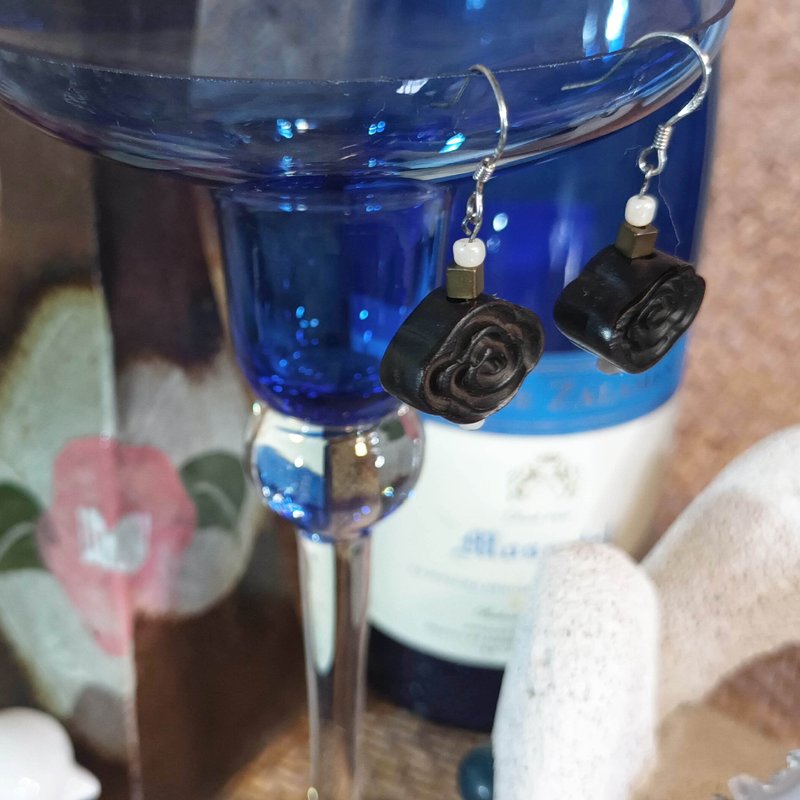 Scented black sandalwood auspicious cloud crafted 925 silver ear pins earrings - ต่างหู - ไม้ สีดำ