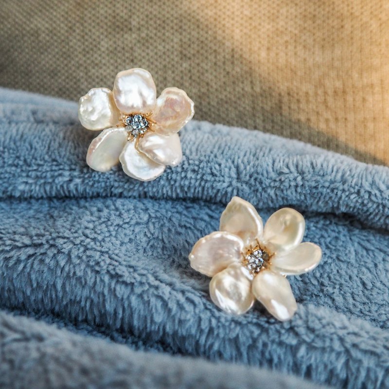 Baroque petal pearl earrings order - ต่างหู - เครื่องเพชรพลอย ขาว