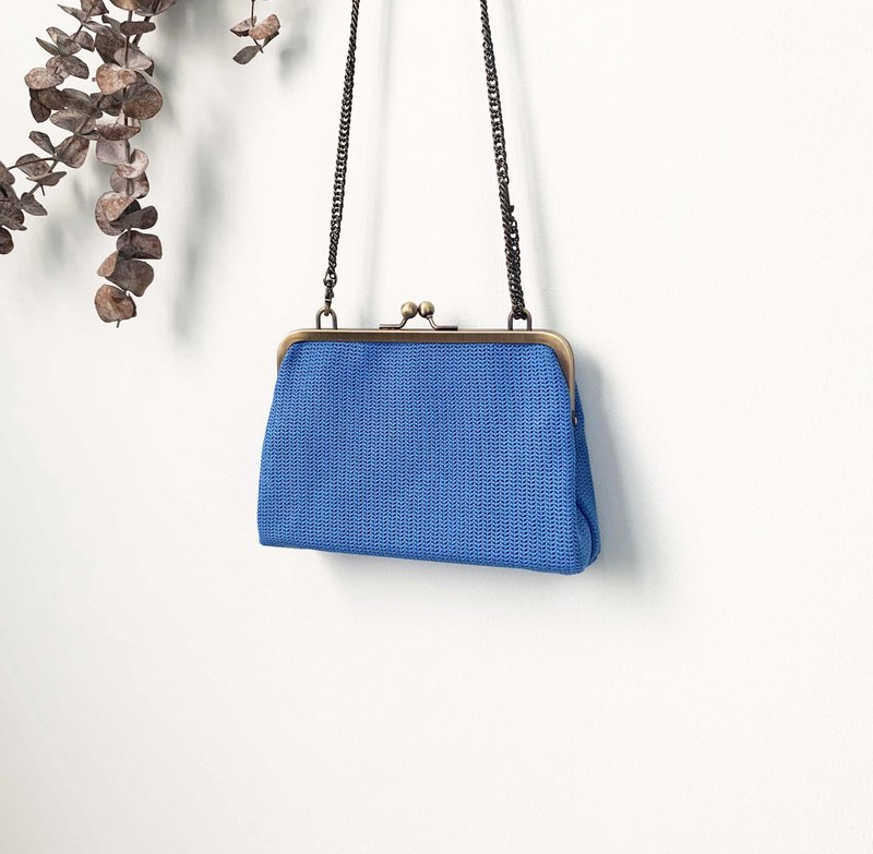 Blue lines clasp frame bag/with chain/ cosmetic bag - กระเป๋าคลัทช์ - ผ้าฝ้าย/ผ้าลินิน สีน้ำเงิน