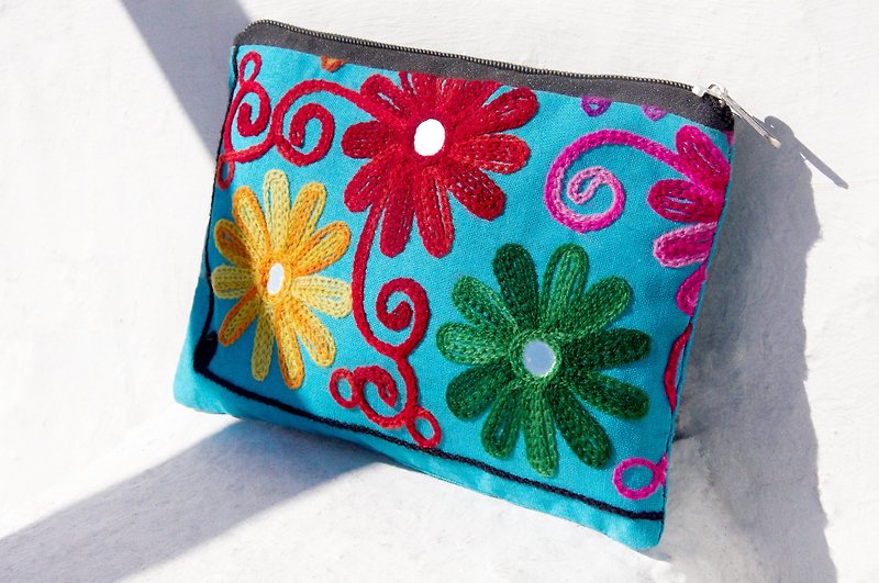 Embroidery storage bag / national wind bag / camera bag / cosmetic bag / mobile phone bag / clutch bag - flower embroidery - Clutch Bags - Cotton & Hemp Multicolor