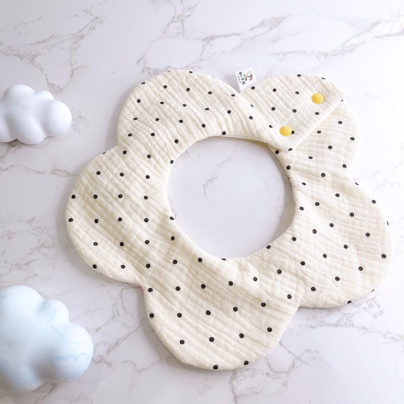 Wenqing storm dot 360-degree flower-shaped double-sided bib saliva towel can be embroidered name - ผ้ากันเปื้อน - ผ้าฝ้าย/ผ้าลินิน สีกากี