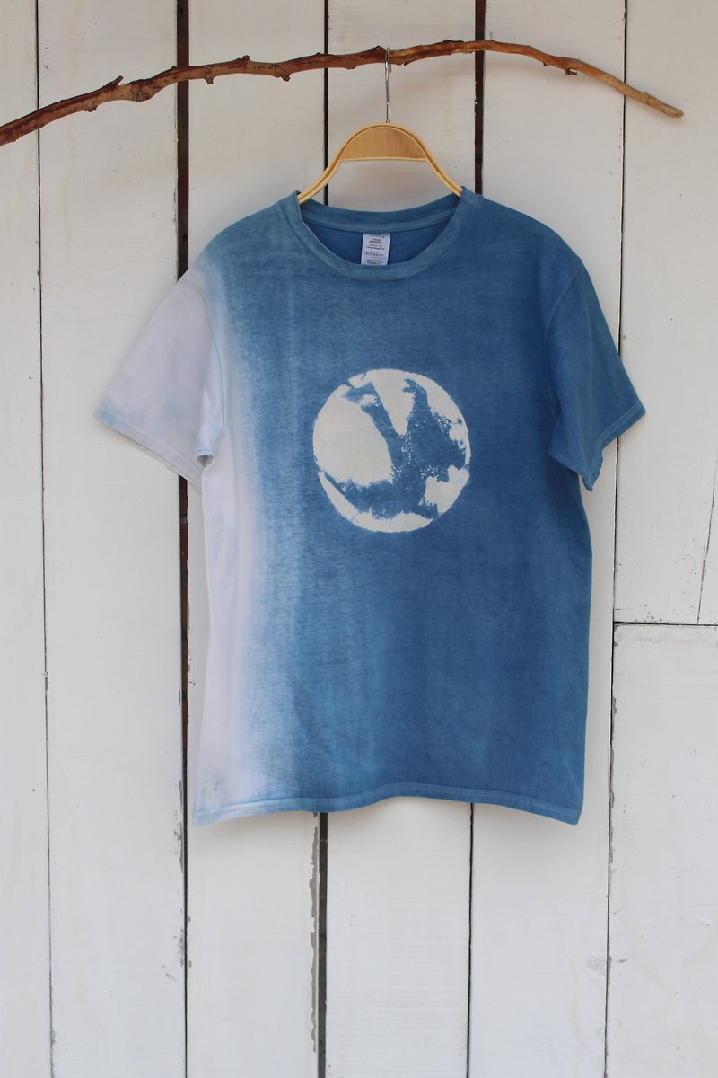 Free to stain isvara handmade blue dye universe series moon dance cotton T-shirt - เสื้อฮู้ด - ผ้าฝ้าย/ผ้าลินิน สีน้ำเงิน