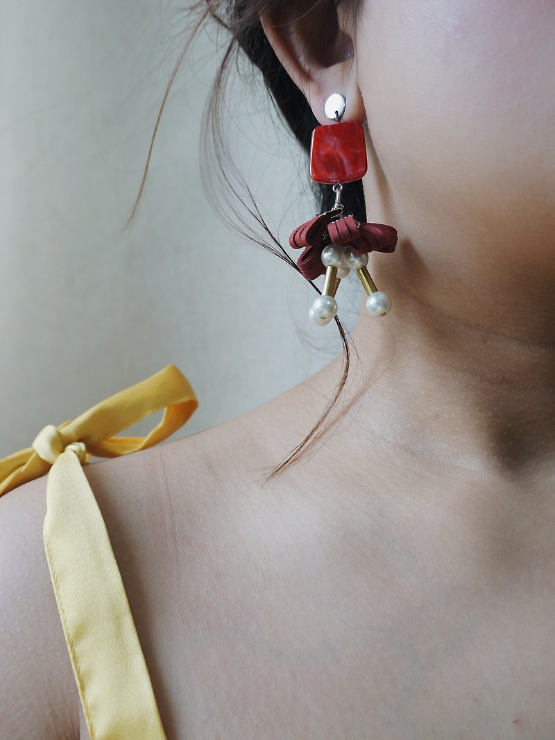 ISA Earrings :RED - 耳環/耳夾 - 其他材質 紅色