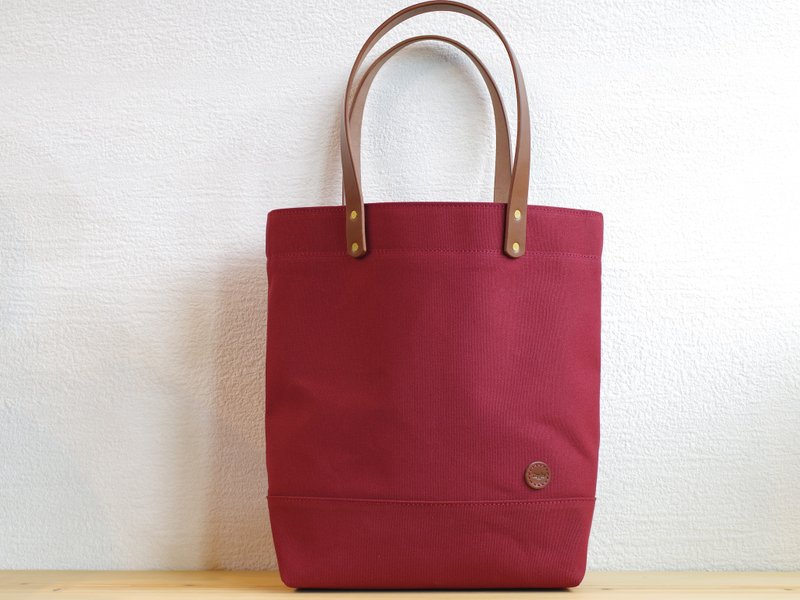 Leather handle canvas A4 vertical tote bag Bordeaux - กระเป๋าถือ - ผ้าฝ้าย/ผ้าลินิน สีแดง