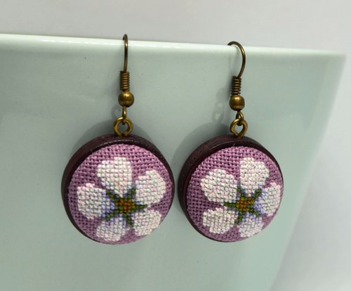TomasCross 白花刺繡圓形耳環十字繡木製首飾手工精緻自然禮物送給女孩