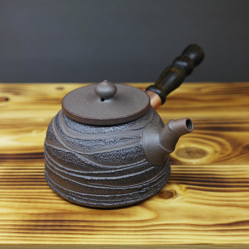 沙岩紋三彎嘴錐形側把茶壺 手作陶藝 茶道具 - 茶具/茶杯 - 陶 咖啡色