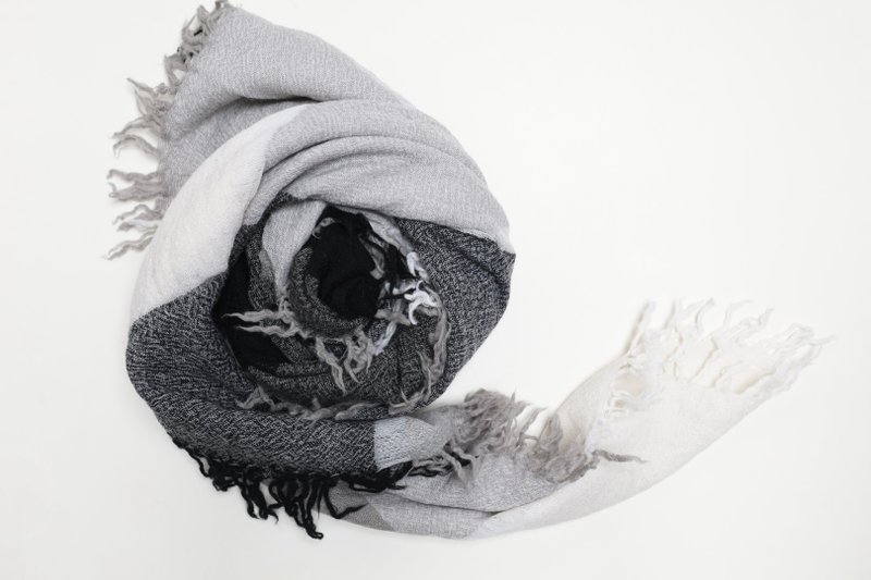 /輕暖/黑白大格紋鏤空方巾長圍巾/輕便造型個性大披肩/細軟純羊毛 - 圍巾/披肩 - 羊毛 黑色