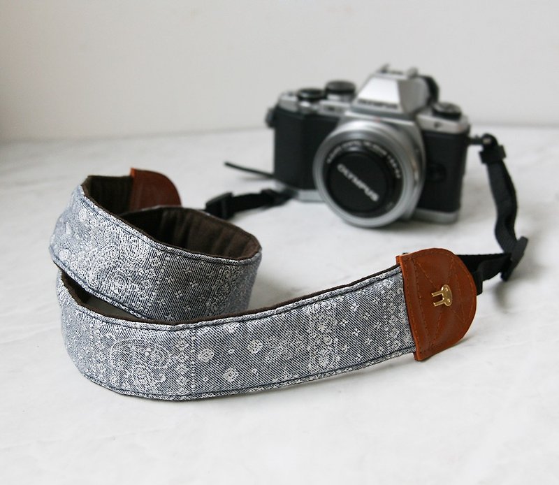 (現貨)手作減壓相機背帶 相機繩 相機帶 (淺灰底白花紋) S28 - 相機帶/腳架 - 棉．麻 灰色
