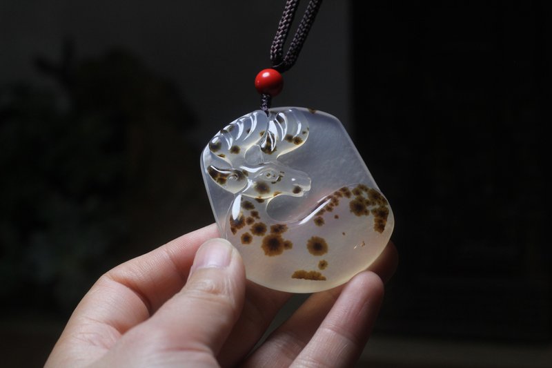 鹿掛件  玉石俏色手工雕刻吊墜   一路有你聖誕禮物天然海洋玉髓 - 吊飾/掛飾 - 玉石 金色