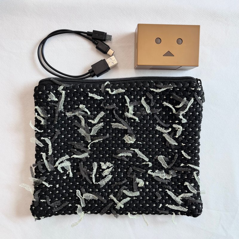 Handwoven flat pouch/green and black tulle ribbon - Toiletry Bags & Pouches - Polyester Black