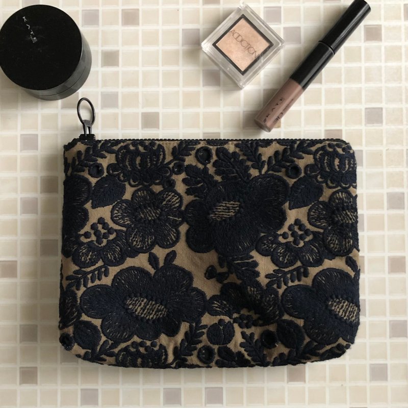 mina per smile flower cosmetic pouch handmade popular pattern embroidery elegant - กระเป๋าเครื่องสำอาง - ผ้าฝ้าย/ผ้าลินิน สีกากี