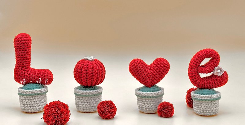 Wool knitted LOVE potted plant - เย็บปัก/ถักทอ/ใยขนแกะ - ผ้าฝ้าย/ผ้าลินิน สีแดง