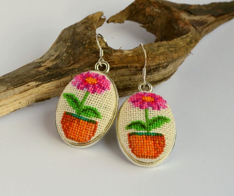 洋紅色花朵刺繡耳環 十字繡花盆飾品 手工製作的大自然禮物 - 耳環/耳夾/耳骨夾 - 繡線 粉紅色