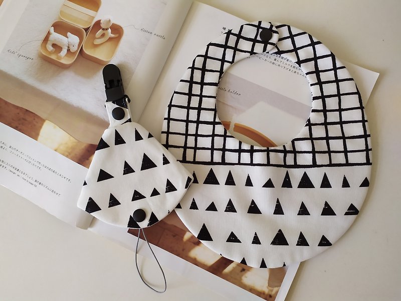 [Shipping within 5 days] Black and white triangle back-button bib, two-in-one pacifier clip, one-month gift baby bib - Bibs - Cotton & Hemp Multicolor