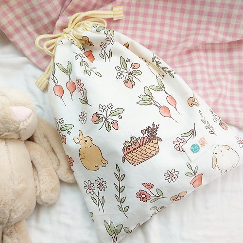 QQ rabbit 手工嬰幼兒精品 彌月禮盒 免費繡名字。田園兔兔。束口袋 尿布袋 衣物袋
