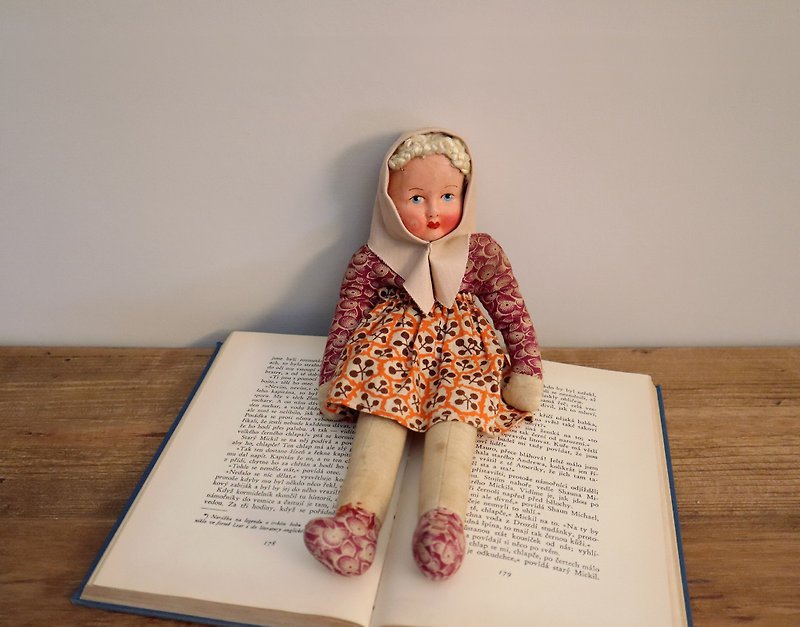 【Little Fairies】波蘭古董老件歐洲復古手繪娃娃-淡粉頭巾金髮 - 公仔模型 - 棉．麻 粉紅色