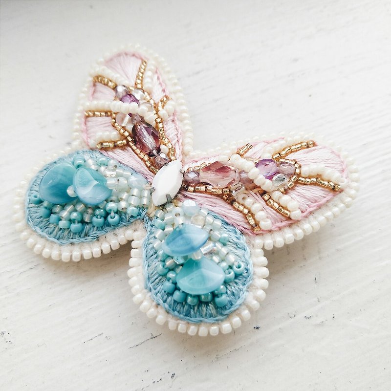 Beaded embroidery brooch butterfly (pink blue butterfly) - เข็มกลัด - วัสดุอื่นๆ สึชมพู