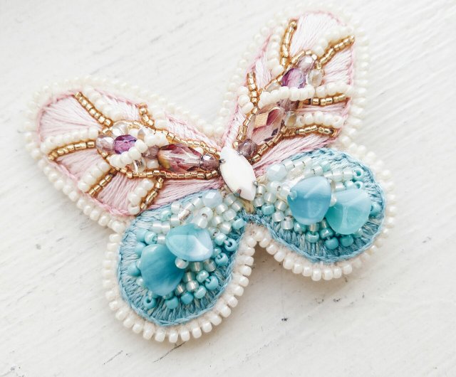 ビーズ刺繍ブローチ 蝶（ブルー・バタフライ） - ショップ momolico