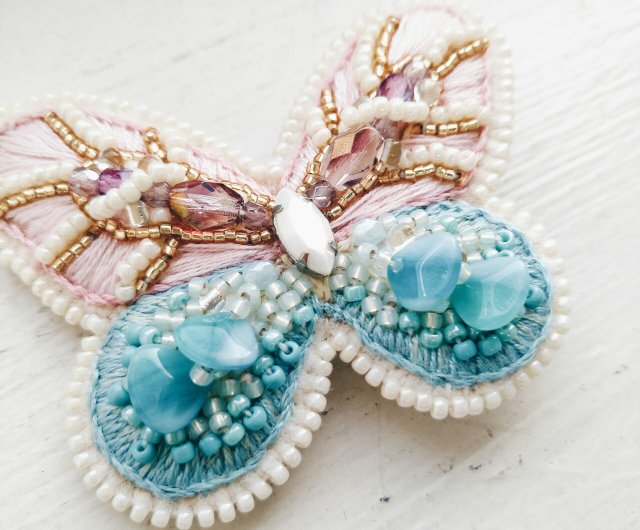 蝶々　ビーズ刺繍ブローチNO.７ 蝶々 ビーズ刺繍ブローチNO.7 アクセサリー