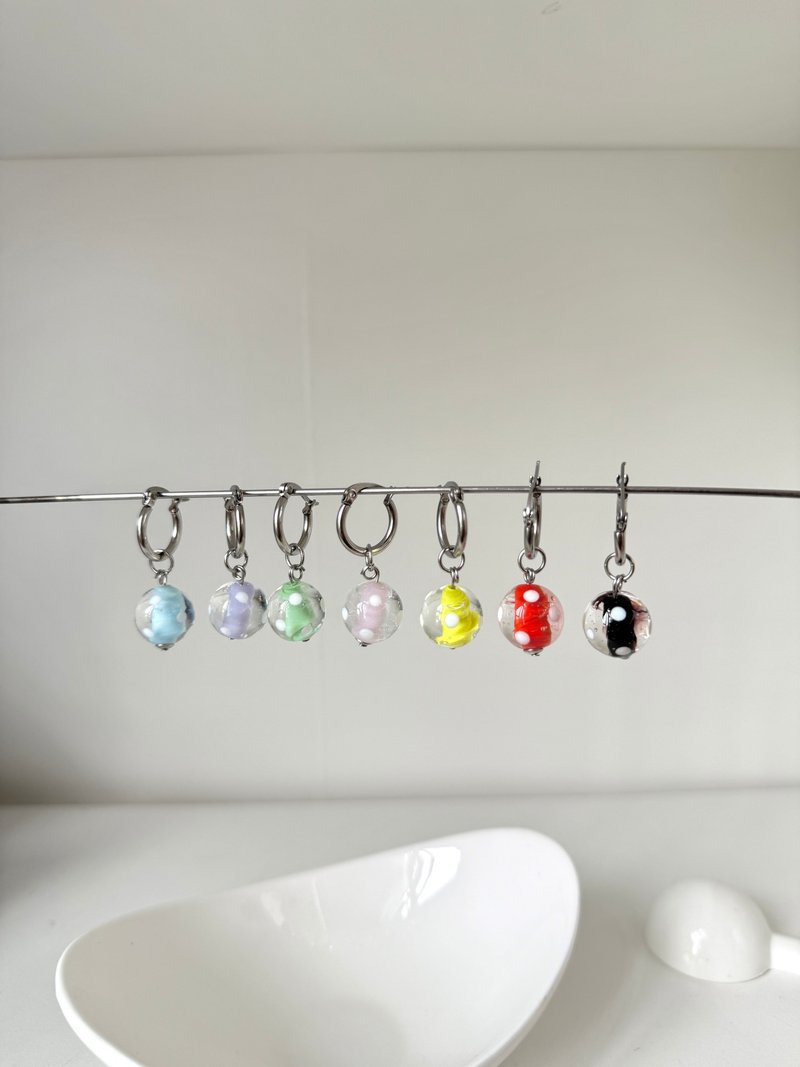 White Dot Earrings - Handmade Murano Glass Polka Dot Hoop Earrings - 耳環/耳夾/耳骨夾 - 玻璃 多色