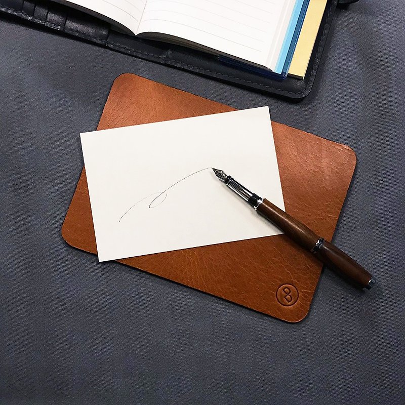 Vegetable tanned thick leather writing pad/mouse pad (Brown) - แผ่นรองเมาส์ - หนังแท้ สีนำ้ตาล