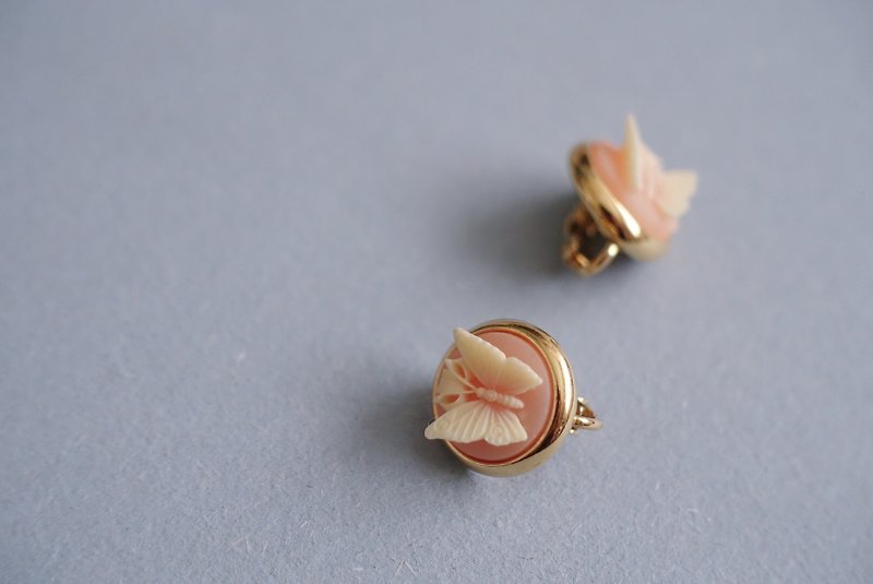 Trifari粉紅蝴蝶浮雕古董耳環/夾式 - 耳環/耳夾 - 其他材質 粉紅色