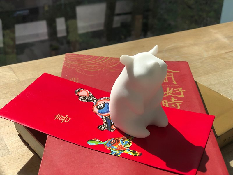 【Healing Ornament | Ornament】Pig Xiyingmen Sitting Wealthy - Piggy Shaped Stone Carving Paperweight - ของวางตกแต่ง - หิน ขาว