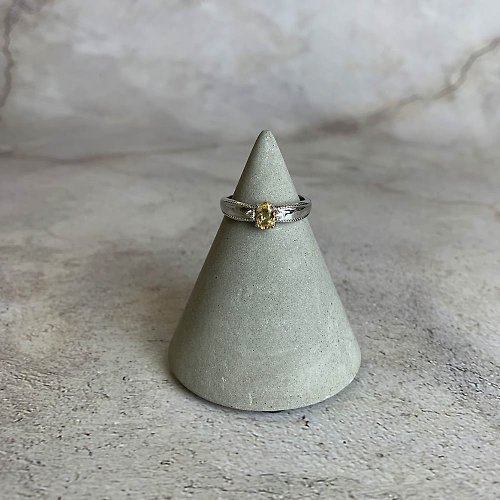 璃珠 RIJU |鑲嵌珠寶| 黃水晶 鑲嵌寶石四爪橢圓形寬版戒指 一物一圖