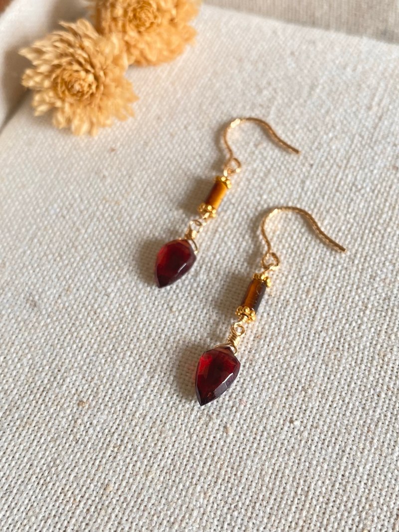 ガーネット タイガーアイ || アメリカ産14KGFゴールドフィルドピアス チタン鋼スペーサービーズ - ピアス・イヤリング - クリスタル レッド