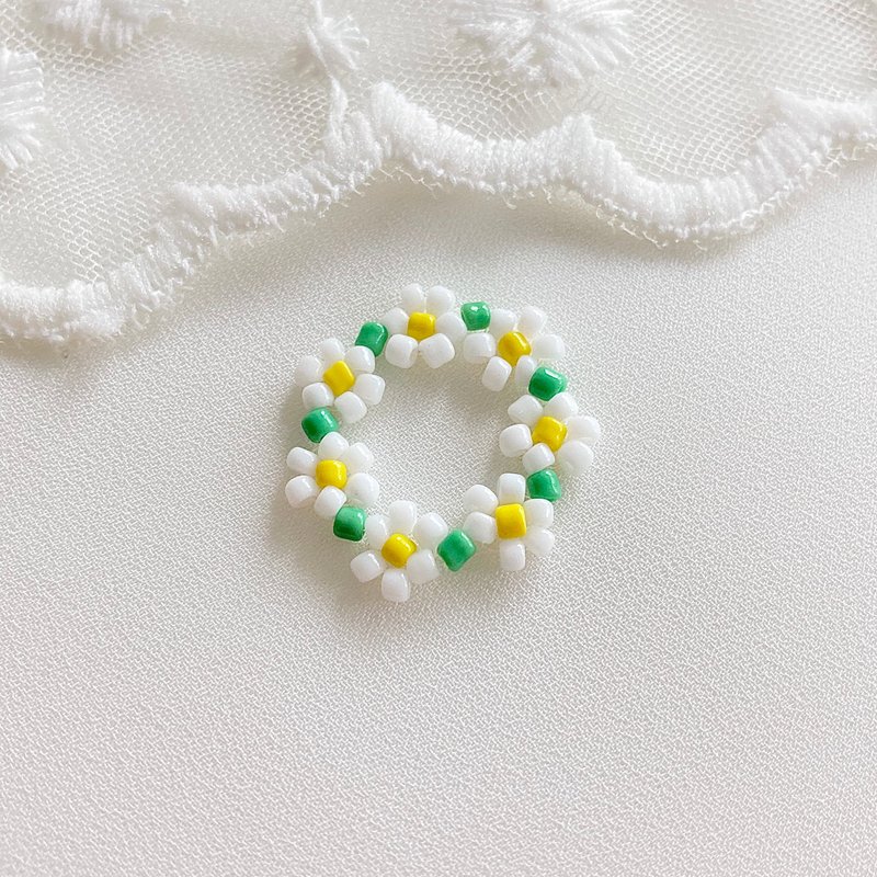 Beaded Flower Ring Daisy (4.3-6.3cm) - 戒指 - 其他材質 多色