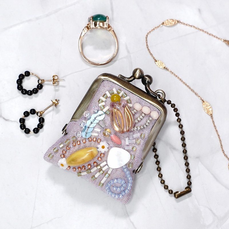 小さなビーズ刺繍のがま口 No.62 淡いパープルのガーゼ ネックレス・バッグチャームにも アクセサリーケース 手刺繍の一点物 - チャーム - その他の素材 パープル
