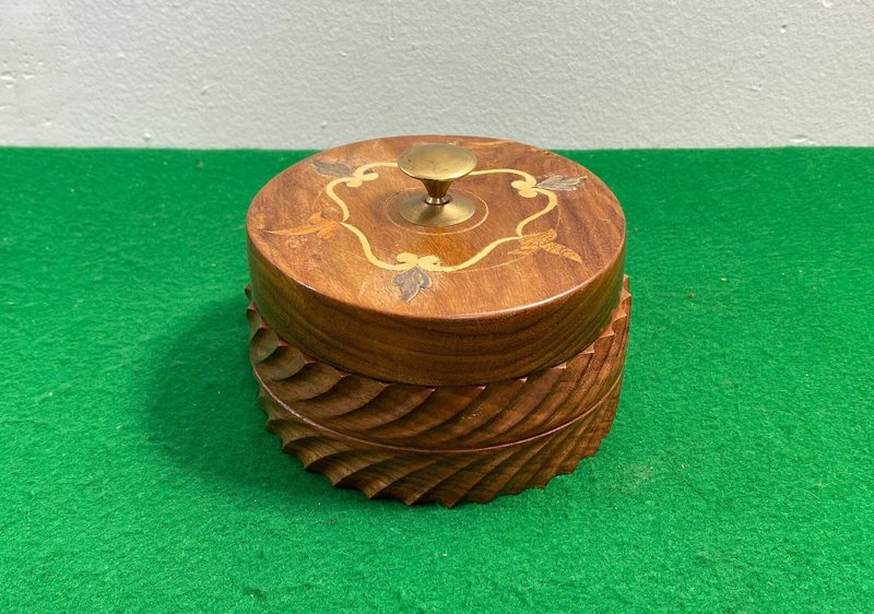 復古木製圓盒黃銅旋鈕手工縫紉盒雕刻樹葉圖案 - 禮物盒/包裝盒 - 木頭 咖啡色