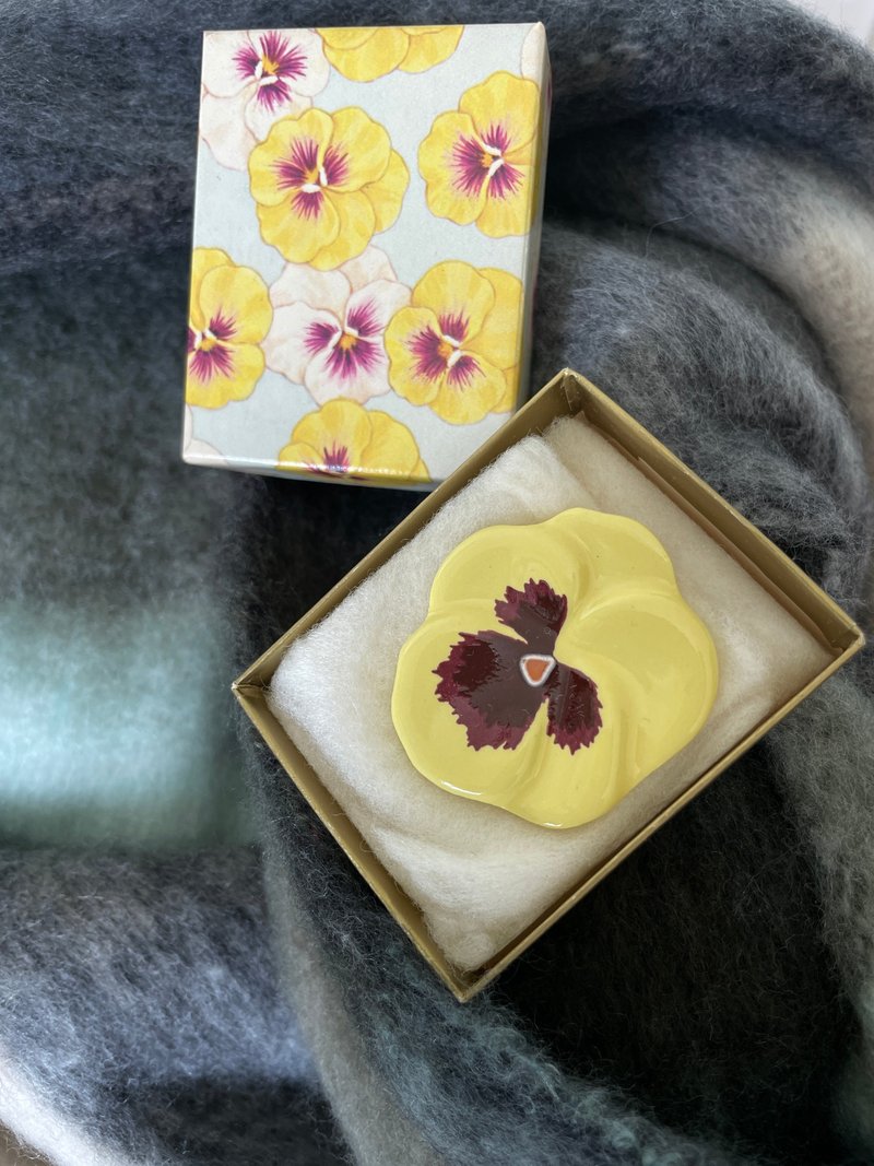 -古董1981 黃色陶瓷三色堇 花 別針胸針 Avon 原裝盒 - 胸針 - 其他金屬 金色